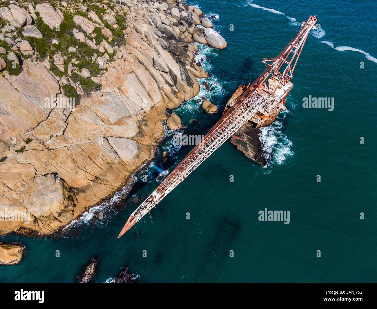Vista aerea della chiatta con gru per relitti al largo della costa di Sandy Bay, città del Capo, Provincia del Capo Occidentale, Sudafrica. Foto Stock