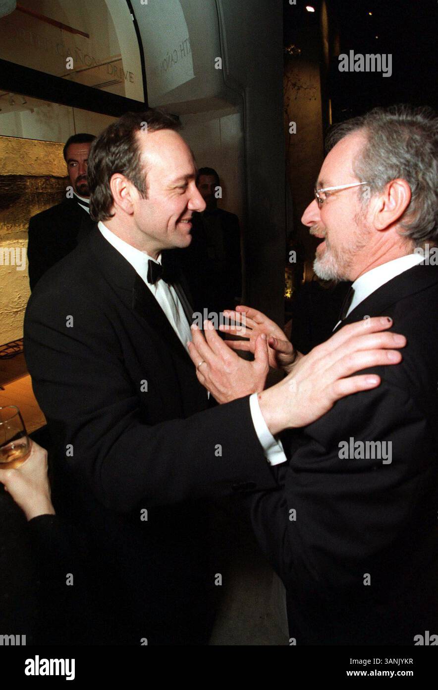 27 marzo 2000; Beverly Hills, CA, Stati Uniti; vincitore dell'Academy Award per il miglior attore (American Beauty), KEVIN SPACEY è congratulato con DreamWorks SKG Principle, STEVEN SPIELBERG allo Spago di Beverly Hills. Foto Stock
