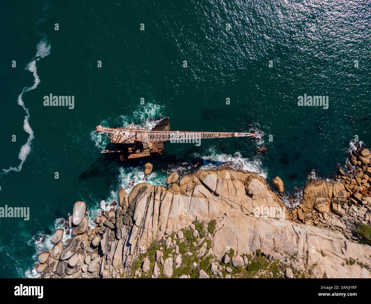Vista aerea della chiatta con gru per relitti al largo della costa di Sandy Bay, città del Capo, Provincia del Capo Occidentale, Sudafrica. Foto Stock
