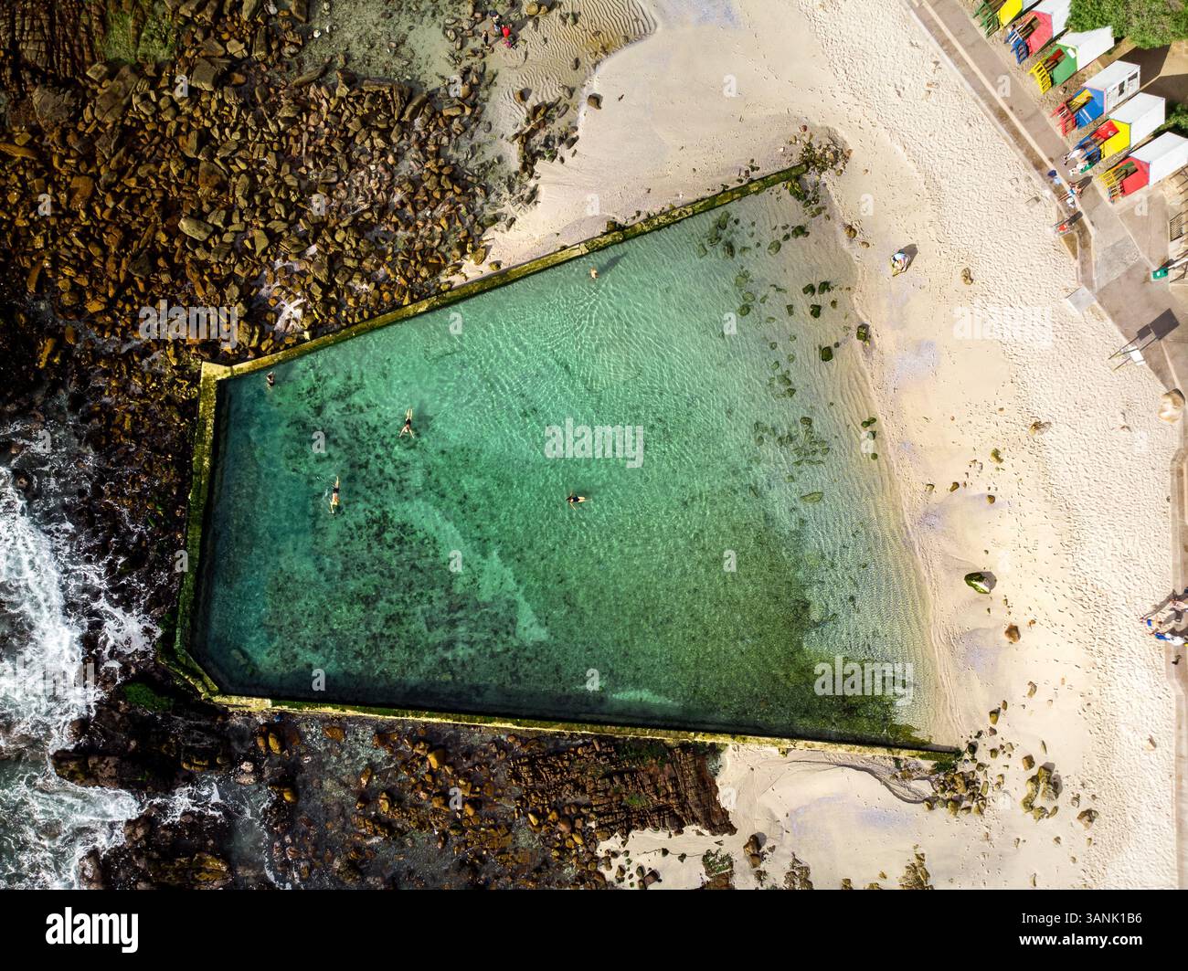 Vista aerea dei nuotatori presso la piscina delle maree di St James, città del Capo, Sud Africa. Foto Stock