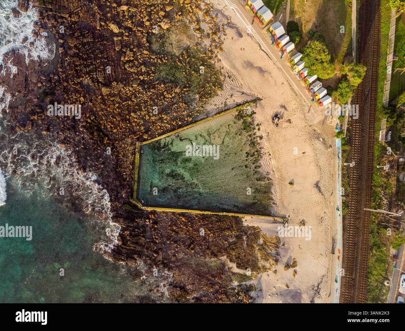 Vista aerea dei nuotatori presso la piscina delle maree di St James, città del Capo, Sud Africa. Foto Stock