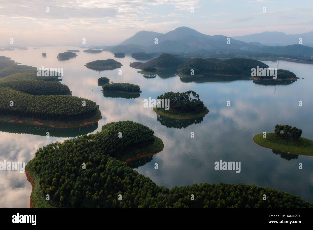 Vista aerea del lago Thac Ba con isole verdi circondate da lussureggianti foreste e tranquille montagne, Yen Binh, Vietnam. Foto Stock