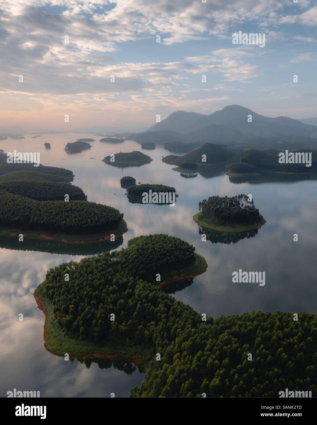 Vista aerea del lago Thac Ba con isole verdi e riflessi sereni, Yen Binh, Vietnam. Foto Stock