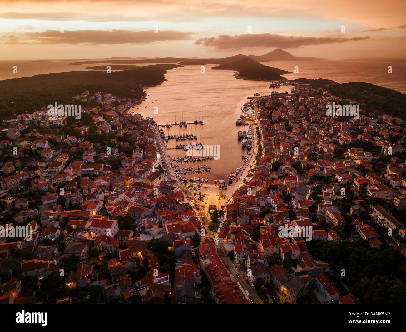 Vista aerea della splendida città costiera con tetti rossi e porticciolo, Mali Losinj, Primorje-Gorski Kotar, Croazia. Foto Stock