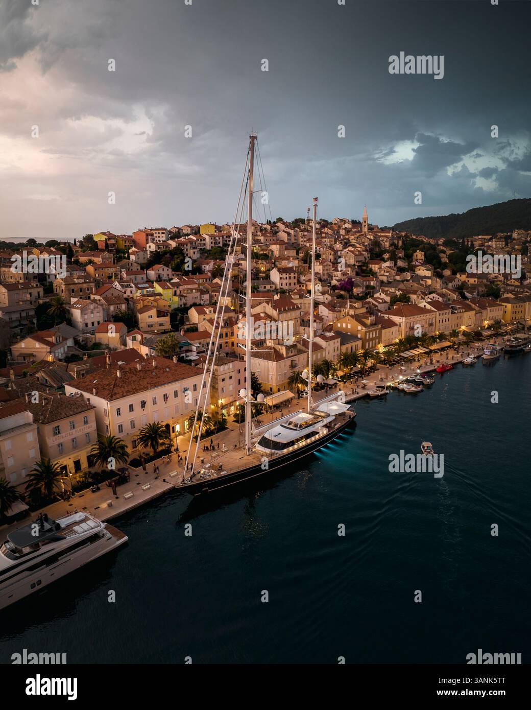 Vista aerea di una splendida città costiera con yacht di lusso e barche a vela nel porto, Mali Losinj, Primorje-Gorski Kotar, Croazia. Foto Stock