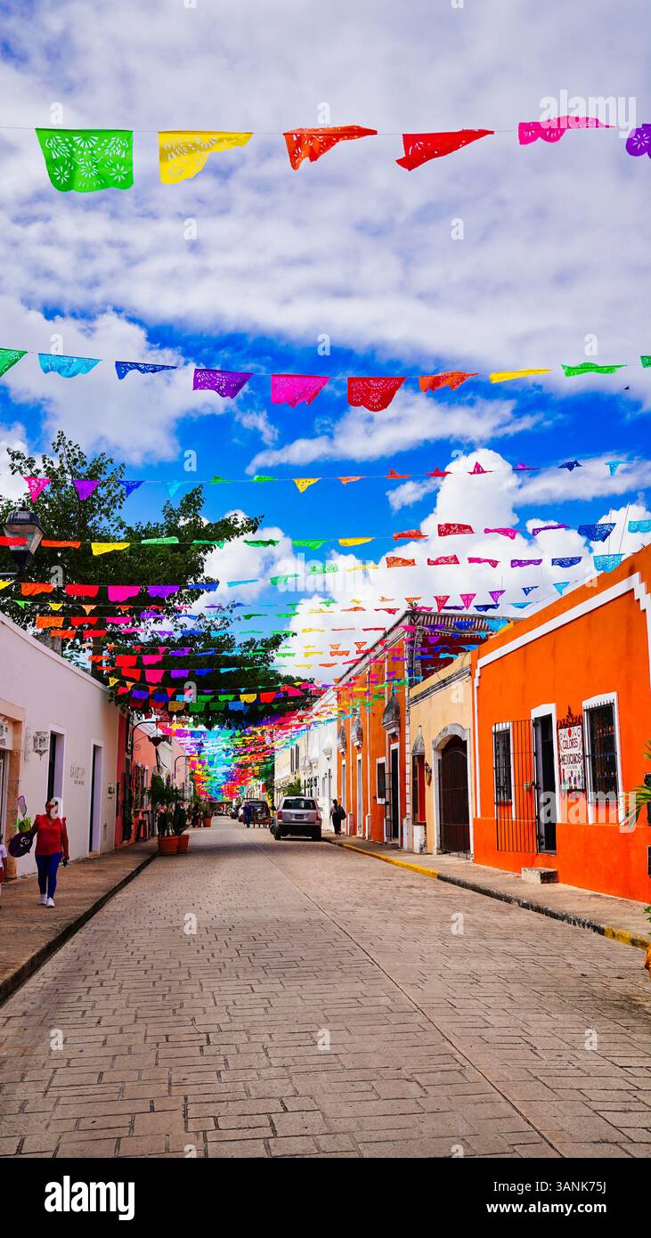 Calzada de los Frailes - Vista della strada alla moda e adatta a instagram, famosa per i ristoranti e le gallerie d'arte, Valladolid Town, Yucatan, Messico Foto Stock