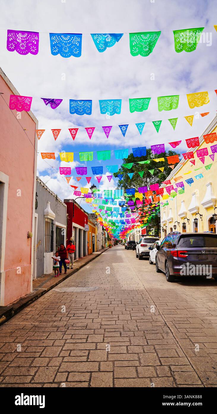 Calzada de los Frailes - Vista della strada alla moda e adatta a instagram, famosa per i ristoranti e le gallerie d'arte, Valladolid Town, Yucatan, Messico Foto Stock