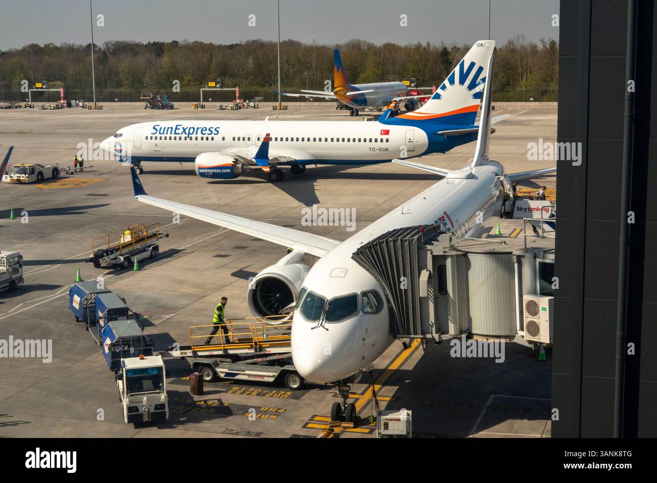 Regno Unito, Inghilterra, aeroporto di Manchester, Terminal 2 Air France Airbus A220-300 in stand, con partenza Sun Express Boeing 737 MAX 8 Foto Stock