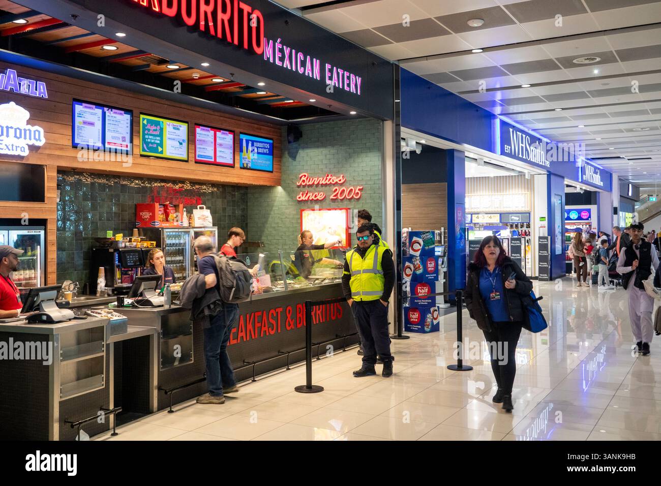 Regno Unito, Inghilterra, aeroporto di Manchester, sala partenze Terminal 2, passeggeri nell'area ristorazione fast food Foto Stock
