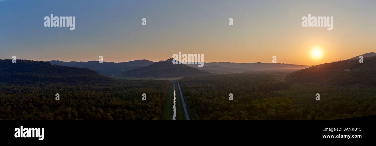Vista aerea del tranquillo tramonto sul fiume Mirna, Motovun, Istria, Croazia. Foto Stock