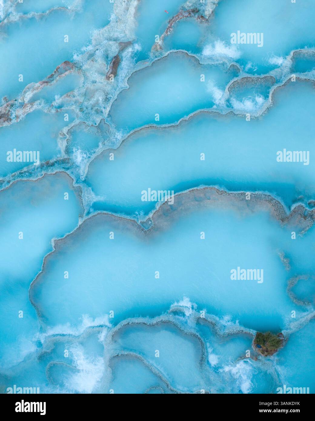Vista aerea delle splendide piscine termali con acqua blu serena e motivi unici, l'area termale di Saturnia, la Toscana, l'Italia. Foto Stock