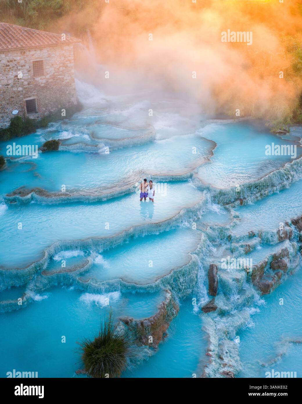 Vista aerea delle serene sorgenti termali con gente nella pittoresca area termale di Saturnia, Toscana, Italia. Foto Stock