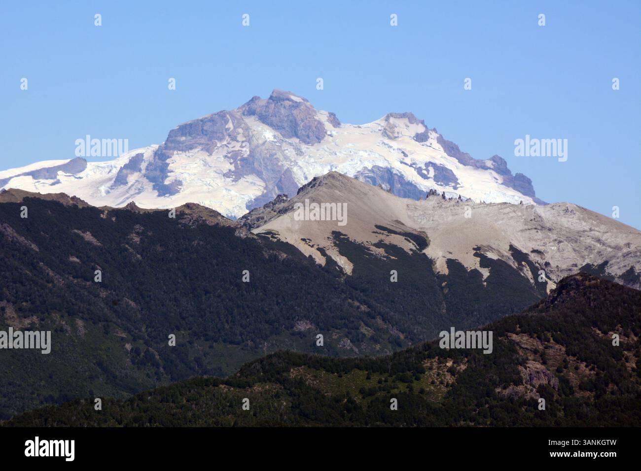 Cerro Tronador, uno stratovulcano estinto delle Ande, vicino alla città di Bariloche, al confine tra Argentina e Cile. Foto Stock