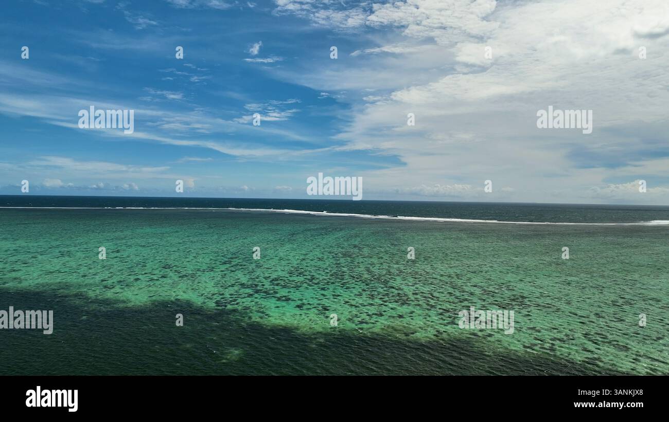 Vista aerea dell'isola tropicale con barriera corallina e acque cristalline, Central Division, Fiji. Foto Stock