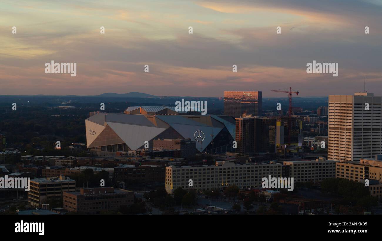 Atlanta, Stati Uniti - 17 novembre 2024: Vista aerea dello stadio mercedes-benz e del vivace skyline al crepuscolo, centro di atlanta, georgia, stati uniti Foto Stock