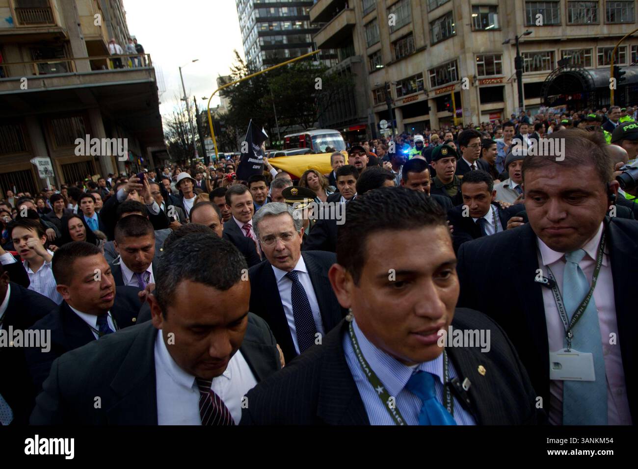 16 GIUGNO 2011 - COLOMBIA - FOTOS: ANDRÃ‘ S TORRES EL EXPRESIDENTE DE LA REPUBLICA ALVARO URIBE VELEZ CAMINO POR LA CARRERA SEPTIMA DE BOGOTÃ HOY, 16 DE JUNIO, DESPUÃ‘ S DE TERMINAR LA AUDIENCIA DE VERSIÃ“N LIBRE QUE SE LLEVO A CABON EN LA COMISIÃ“N DE ACUSACIÃ“N DE LA CAMARA. FOTO: AndrÃ`S TORRES CrÃ©dito: CEET FotÃ³grafo: ANDRES TORRES (immagine di credito: © El Tiempo/GDA/ZUMAPRESS.com) Foto Stock