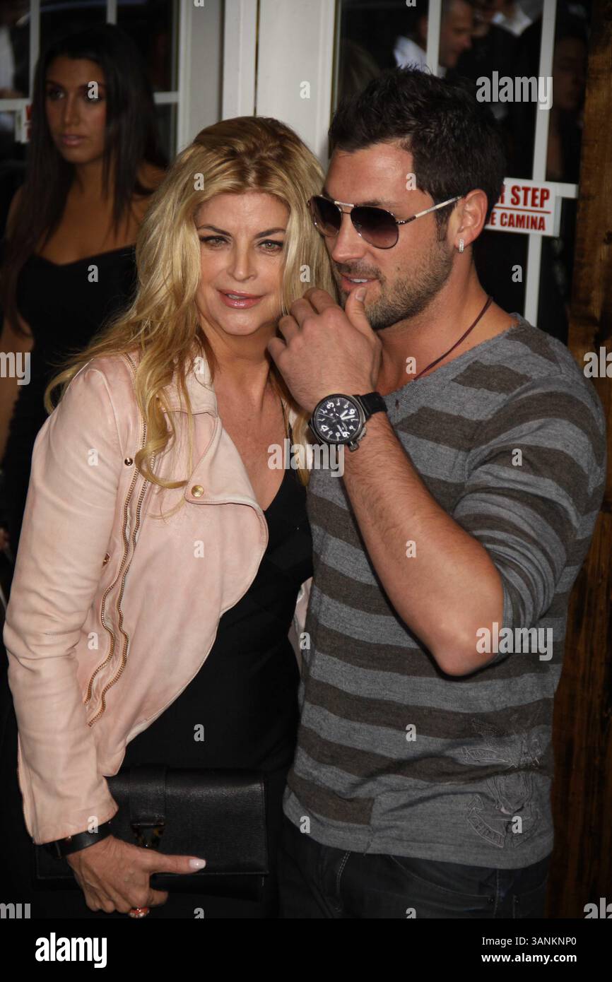 20 giugno 2011 - New York, New York, Stati Uniti - KIRSTIE ALLEATO, MAKS CHMERKOVSKIY.alla prima mondiale di ''Bad Teacher''.al Ziegfeld Theater 6-20-11. 2011.(immagine di credito: © John Barrett/Globe Photos/ZUMAPRESS.com) Foto Stock