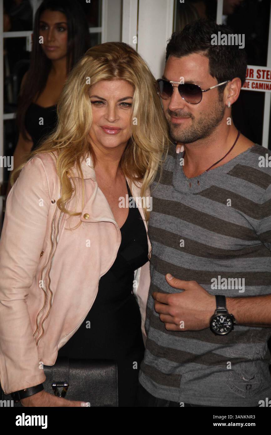 20 giugno 2011 - New York, New York, Stati Uniti - KIRSTIE ALLEATO, MAKS CHMERKOVSKIY.alla prima mondiale di ''Bad Teacher''.al Ziegfeld Theater 6-20-11. 2011.(immagine di credito: © John Barrett/Globe Photos/ZUMAPRESS.com) Foto Stock