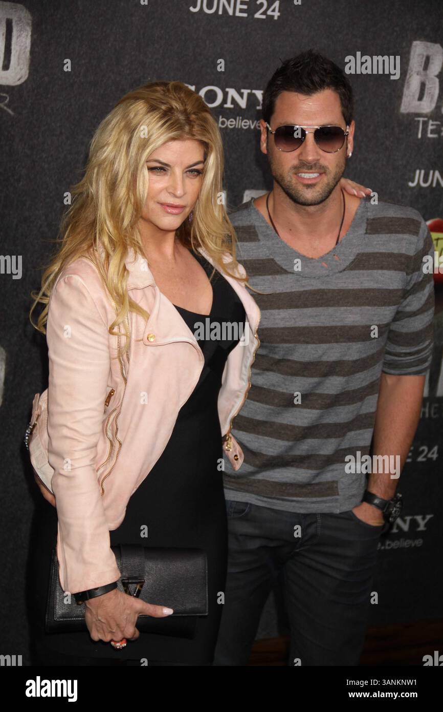20 giugno 2011 - New York, New York, Stati Uniti - KIRSTIE ALLEATO, MAKS CHMERKOVSKIY.alla prima mondiale di ''Bad Teacher''.al Ziegfeld Theater 6-20-11. 2011.(immagine di credito: © John Barrett/Globe Photos/ZUMAPRESS.com) Foto Stock
