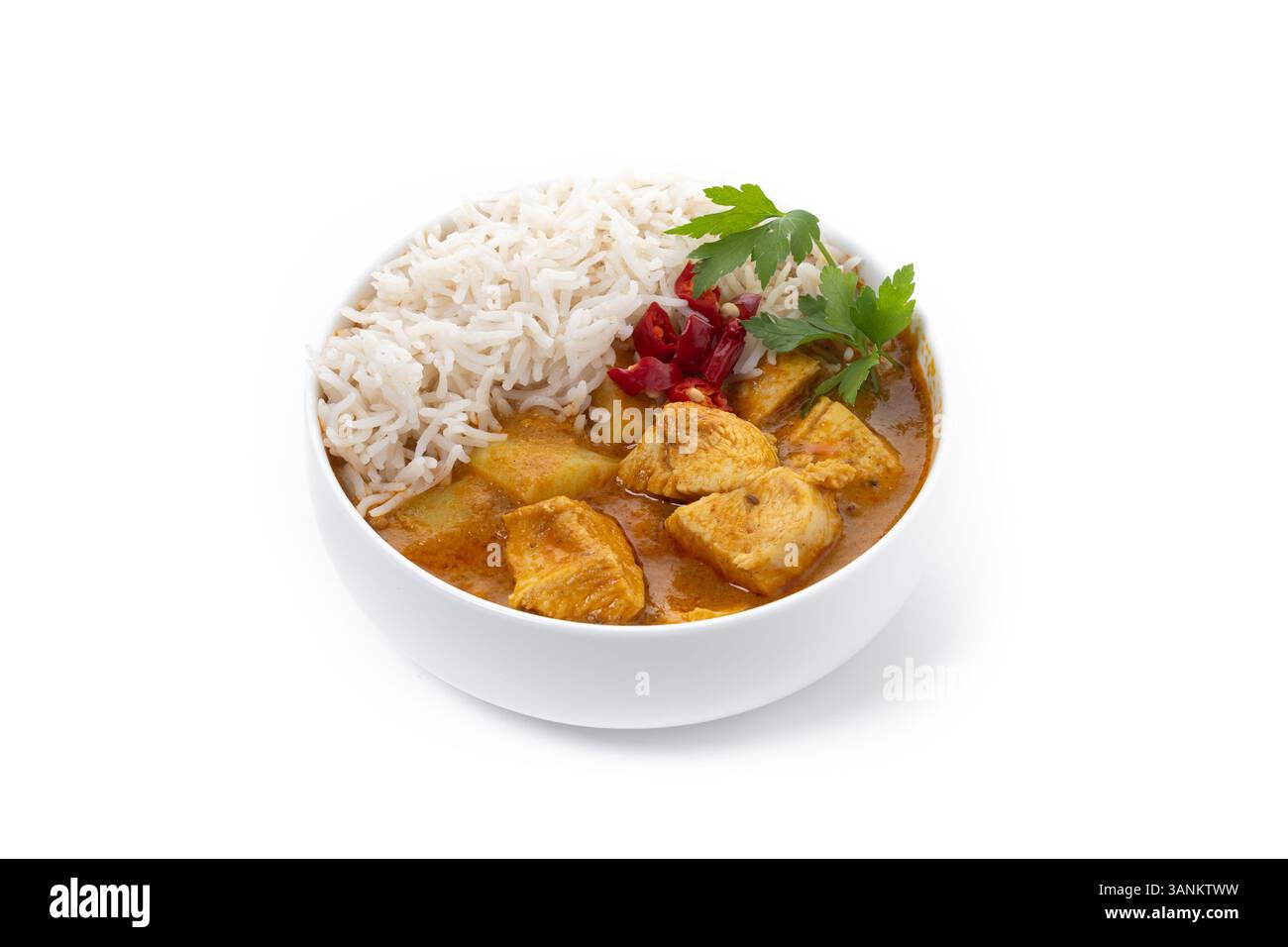 Curry massaman isolato su sfondo bianco. Ricetta tradizionale tailandese Foto Stock
