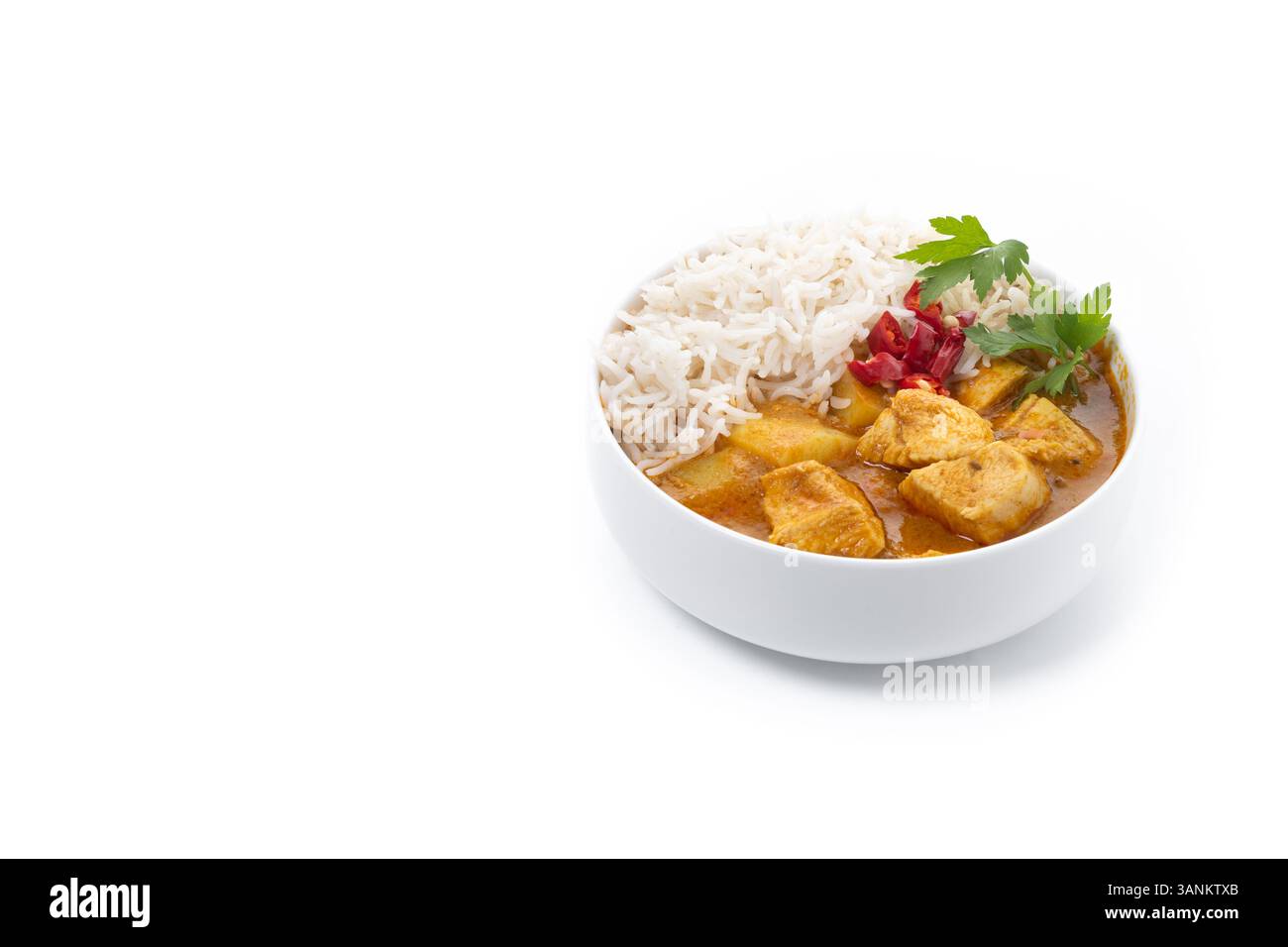 Curry massaman isolato su sfondo bianco. Ricetta tradizionale tailandese Foto Stock