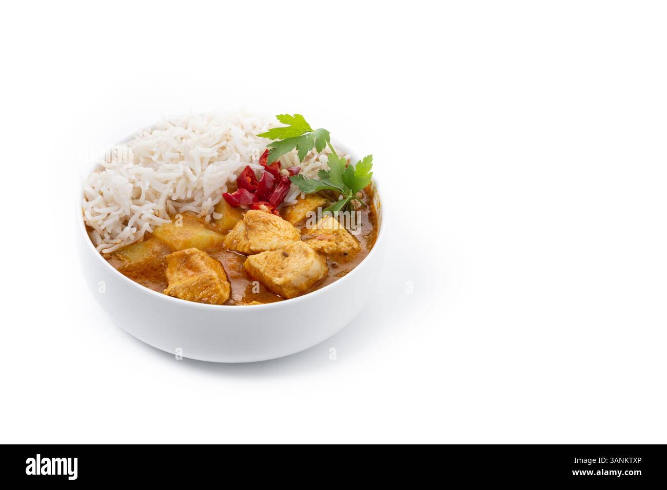 Curry massaman isolato su sfondo bianco. Ricetta tradizionale tailandese Foto Stock