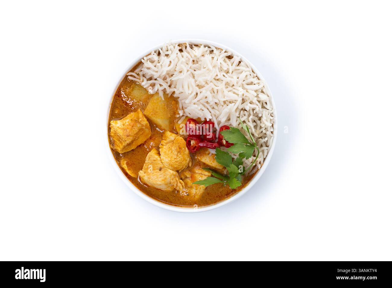 Curry massaman isolato su sfondo bianco. Ricetta tradizionale tailandese Foto Stock