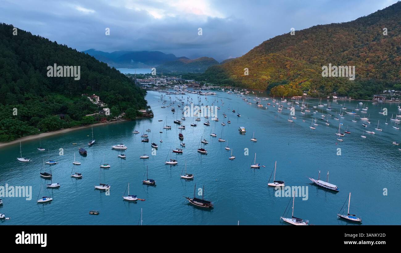 Vista aerea del tranquillo porto con yacht ancorati e montagne lussureggianti, Angra dos Reis, Brasile. Foto Stock