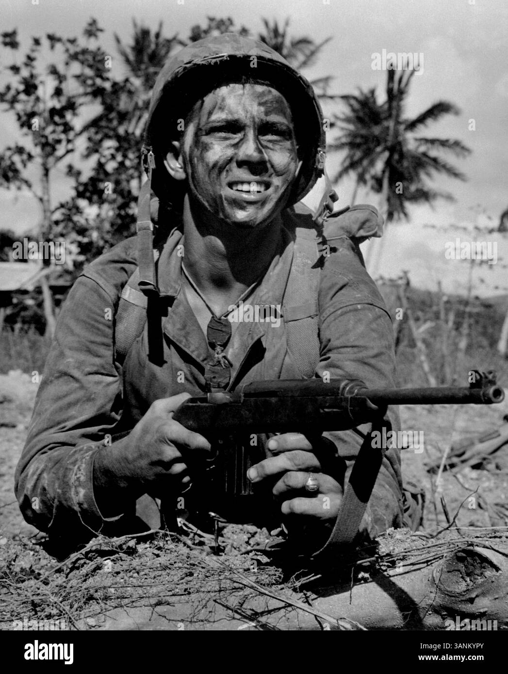 GUAM, OCEANO PACIFICO - 21 luglio 1944 circa - Un Marine degli Stati Uniti attende il segnale di avanzare nella battaglia per riconquistare Guam dai giapponesi. La battaglia di Guam lo era Foto Stock