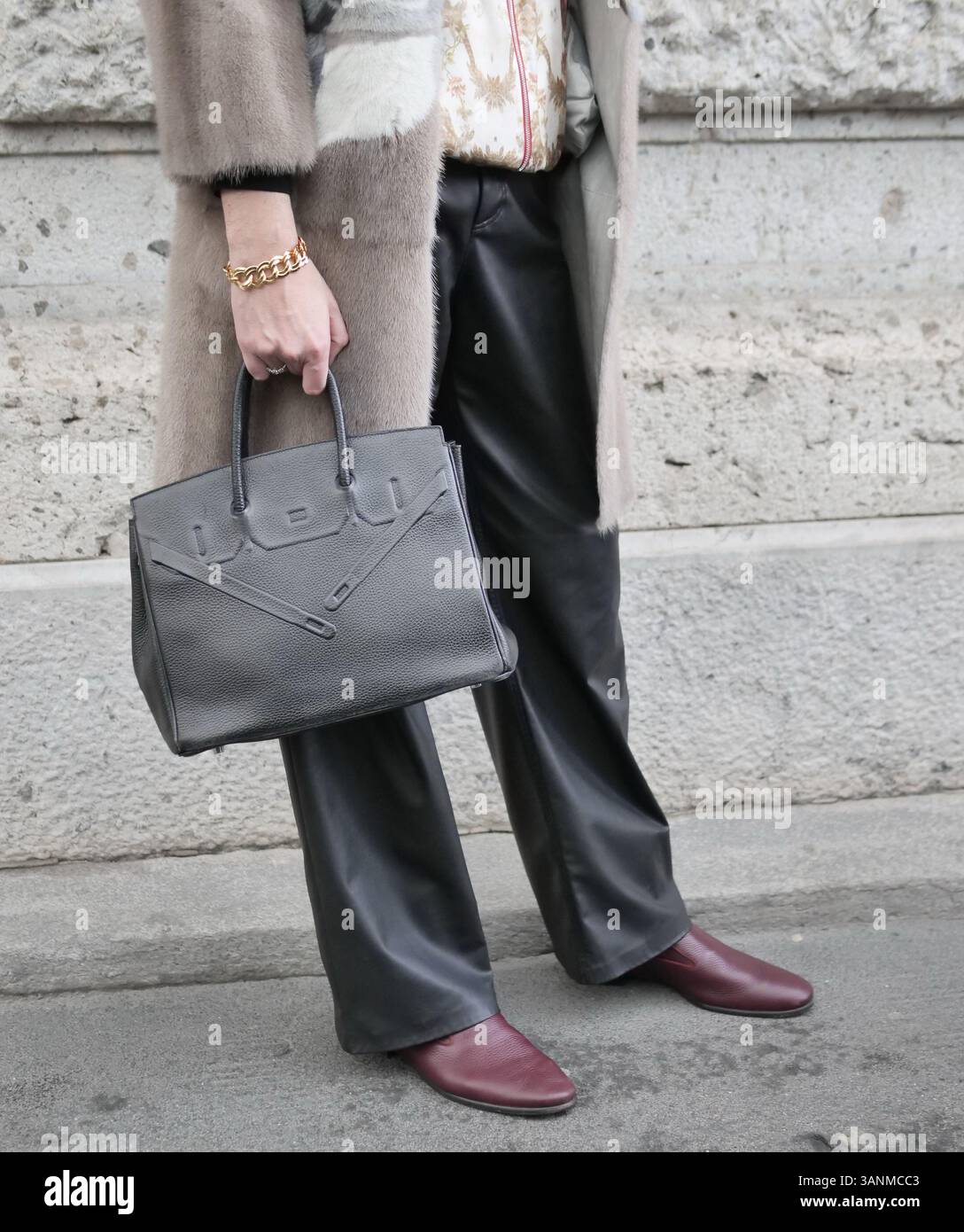 Fashion blogger Street style outfit prima della sfilata di Luisa Beccaria durante la Milano Fashion Week Woman Collection 2025 Foto Stock