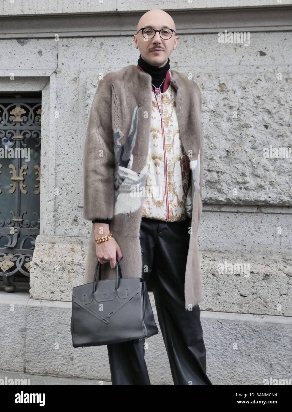 Fashion blogger Street style outfit prima della sfilata di Luisa Beccaria durante la Milano Fashion Week Woman Collection 2025 Foto Stock