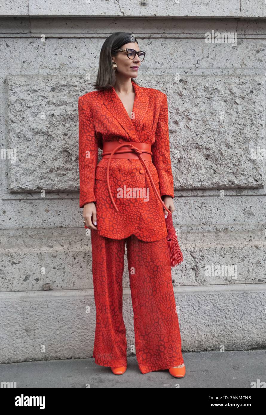 Fashion blogger Street style outfit prima della sfilata di Luisa Beccaria durante la Milano Fashion Week Woman Collection 2025 Foto Stock
