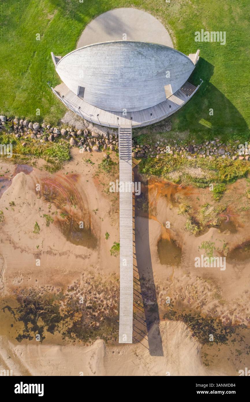 Vista aerea dell'anfiteatro all'aperto vicino a un villaggio, l'Estonia. Foto Stock