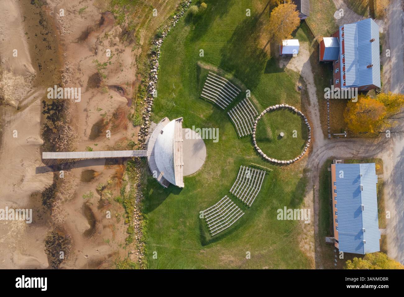 Vista aerea dell'anfiteatro all'aperto vicino a un villaggio, l'Estonia. Foto Stock