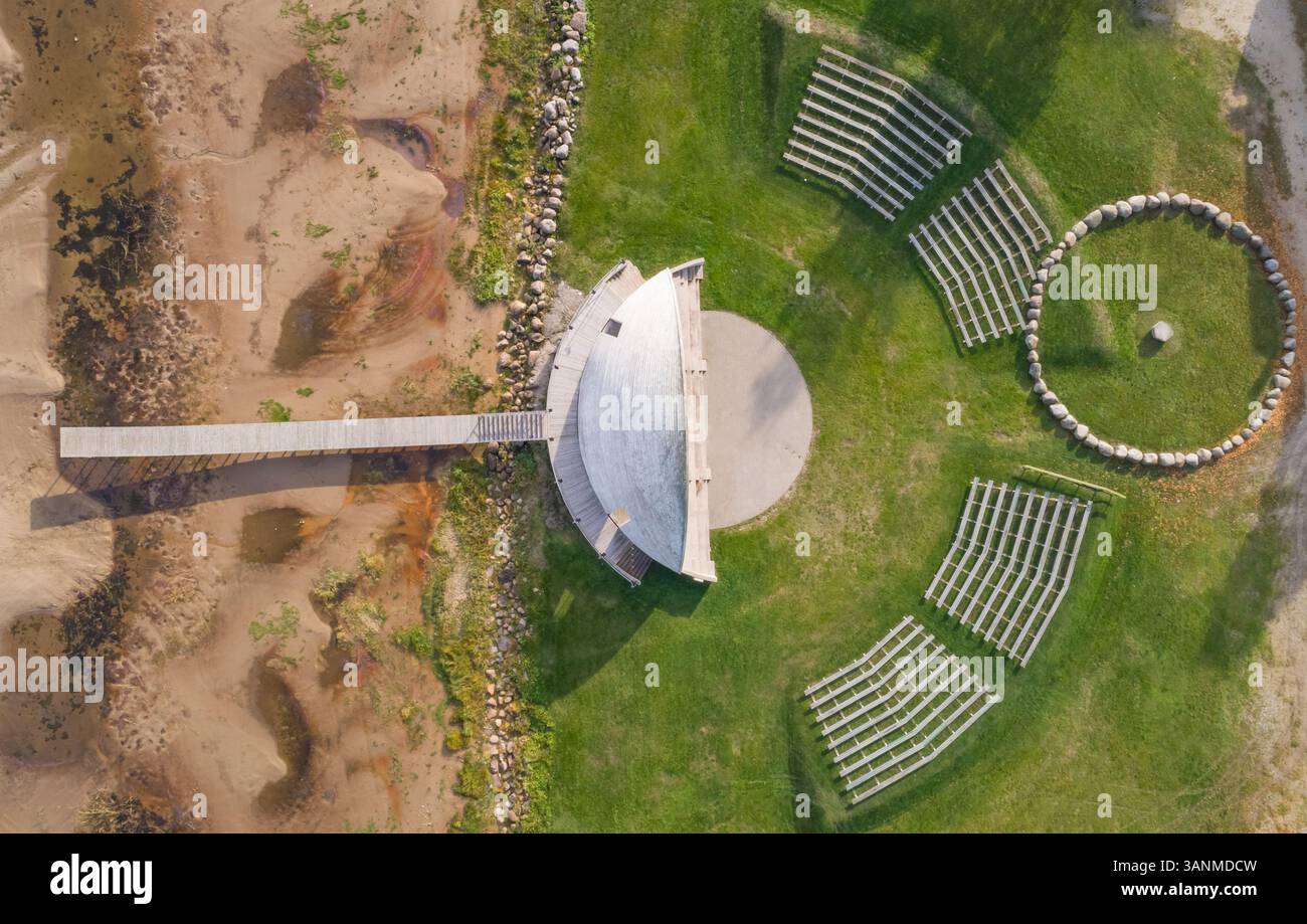 Vista aerea dell'anfiteatro all'aperto vicino a un villaggio, l'Estonia. Foto Stock