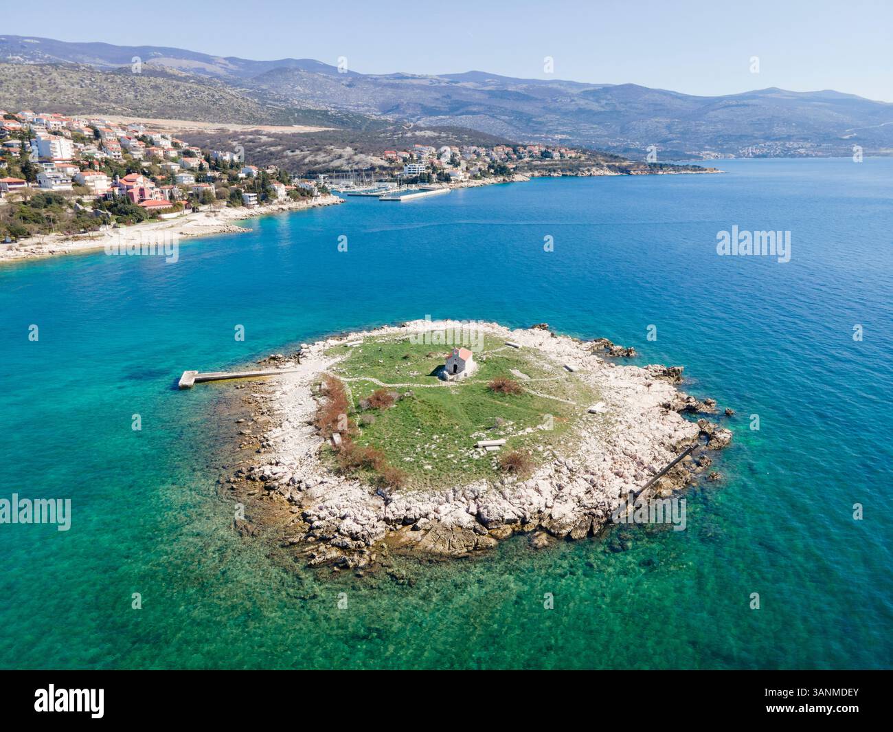 Vista aerea della splendida città costiera con spiagge tranquille e coste rocciose, Novi Vinodolski, Croazia. Foto Stock