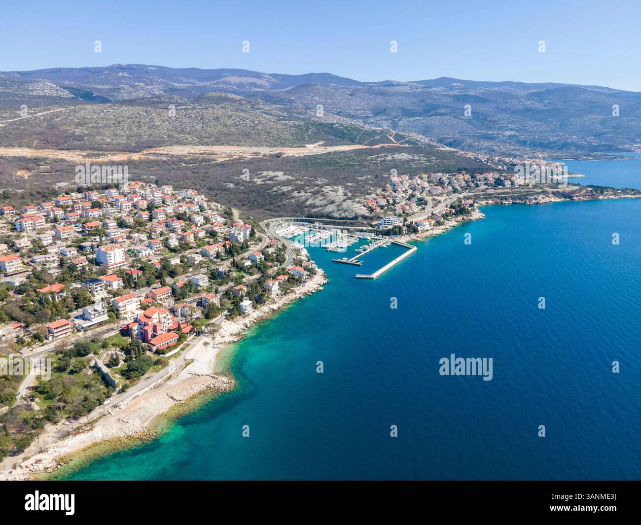 Vista aerea della splendida città costiera con costa panoramica e acque blu, Novi Vinodolski, Croazia. Foto Stock