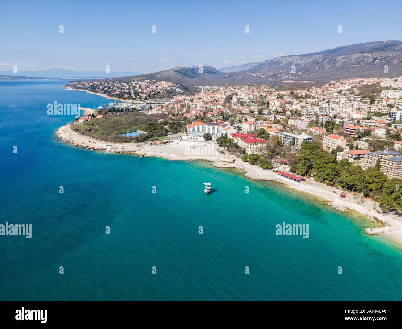 Vista aerea della pittoresca città costiera con spiaggia tranquilla e acque turchesi, Novi Vinodolski, Croazia. Foto Stock