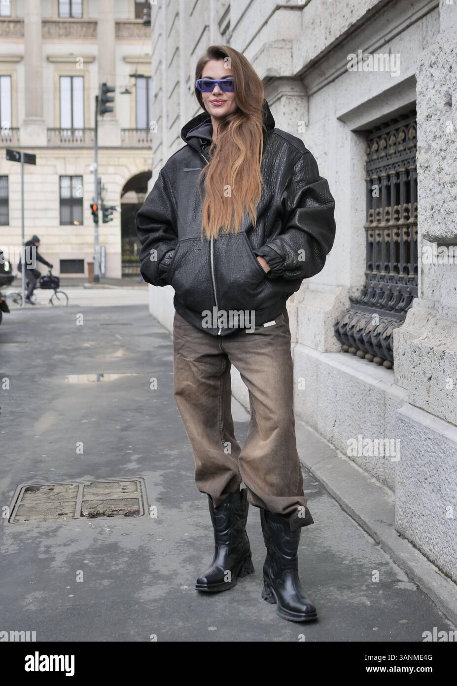 Fashion blogger Street style outfit prima della sfilata di Luisa Beccaria durante la Milano Fashion Week Woman Collection 2025 Foto Stock