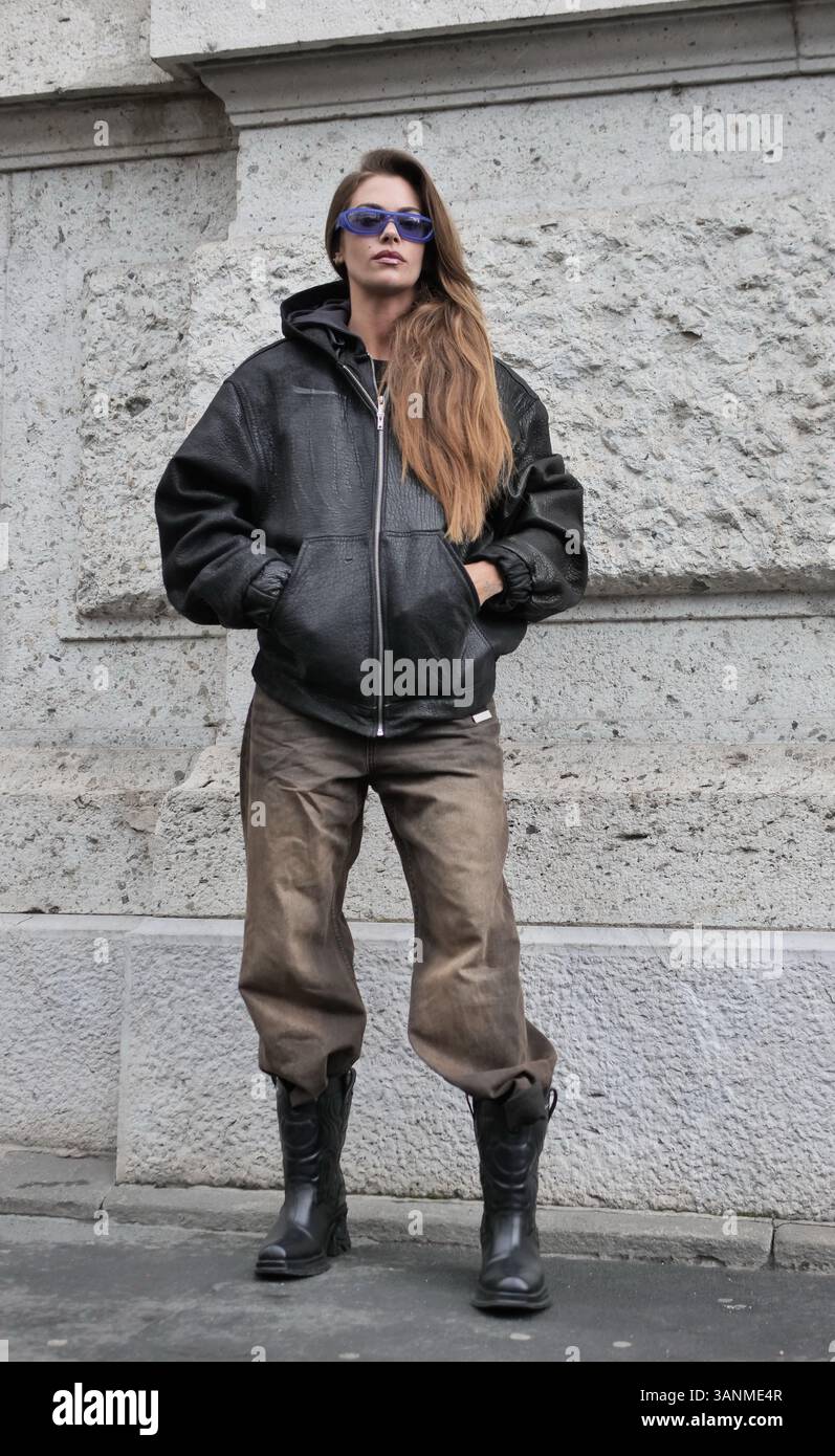 Fashion Blogger Street style outfit prima della sfilata di Luisa Beccaria durante la Milano fashion week Woman Collection 2025 Foto Stock
