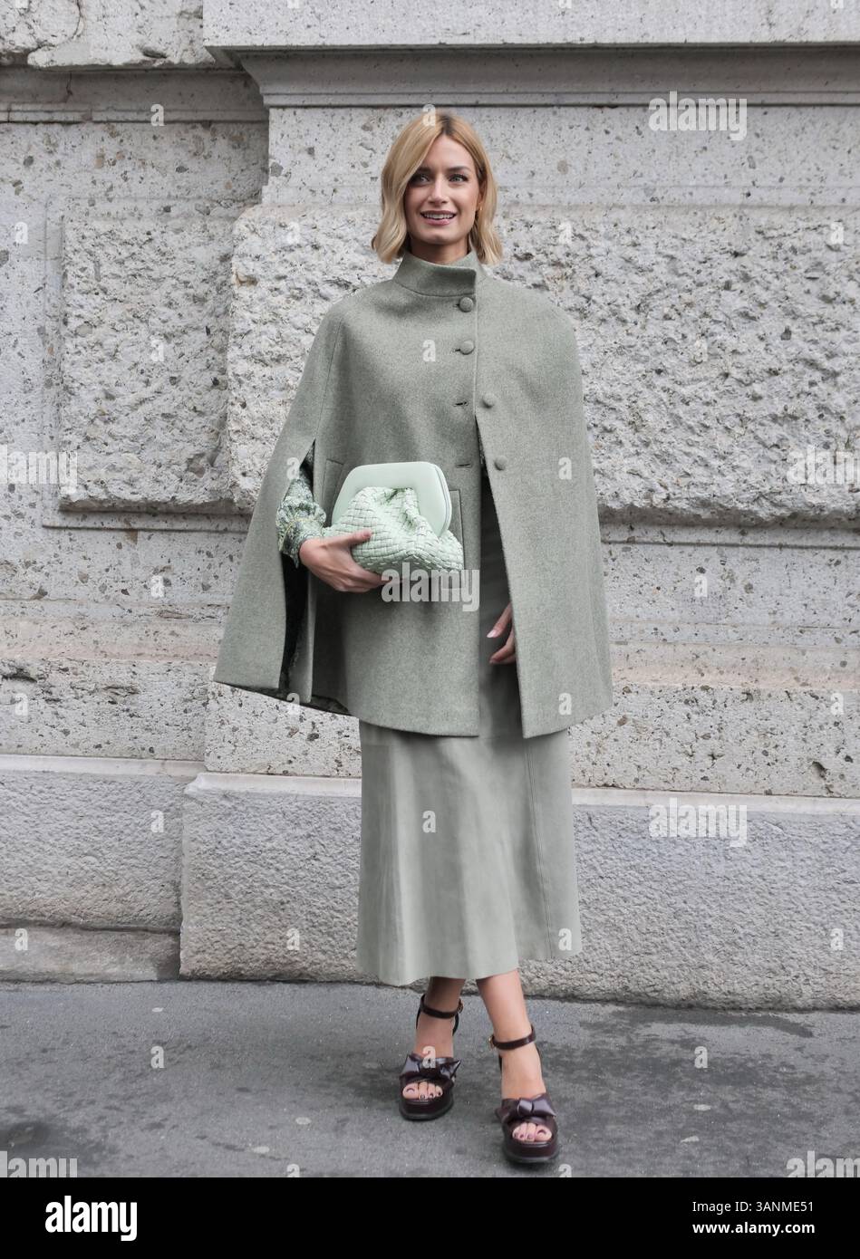 Giulia Arena Street style outfit prima della sfilata di Luisa Beccaria durante la Milano fashion week Woman Collection 2025 Foto Stock
