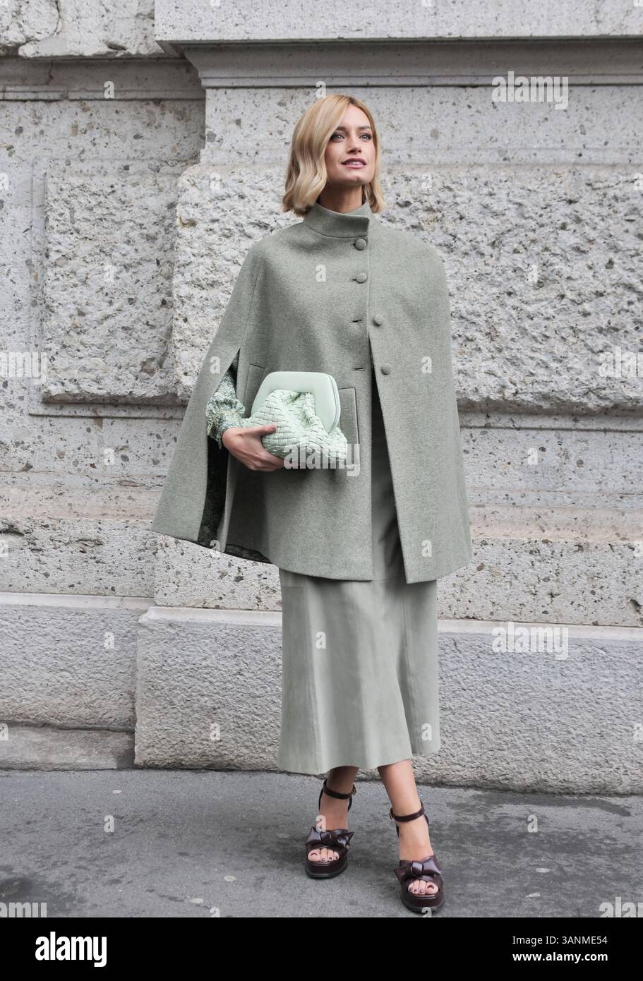 Giulia Arena Street style outfit prima della sfilata di Luisa Beccaria durante la Milano fashion week Woman Collection 2025 Foto Stock