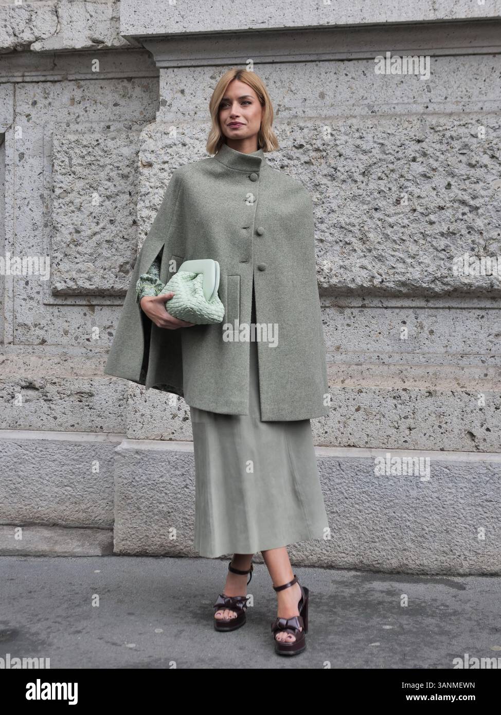 Giulia Arena Street style outfit prima della sfilata di Luisa Beccaria durante la Milano fashion week Woman Collection 2025 Foto Stock