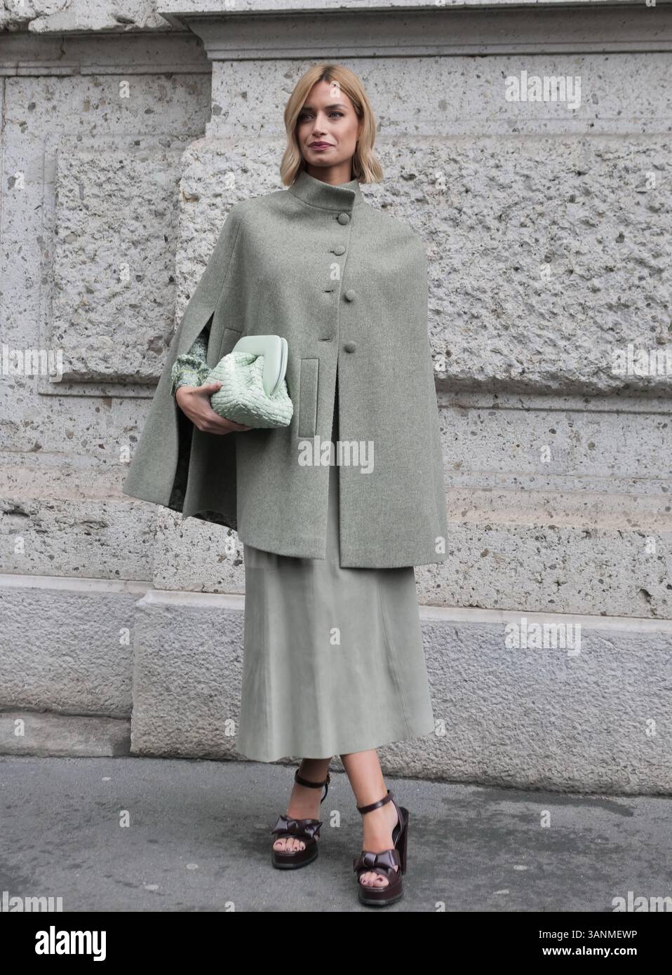 Giulia Arena Street style outfit prima della sfilata di Luisa Beccaria durante la Milano fashion week Woman Collection 2025 Foto Stock