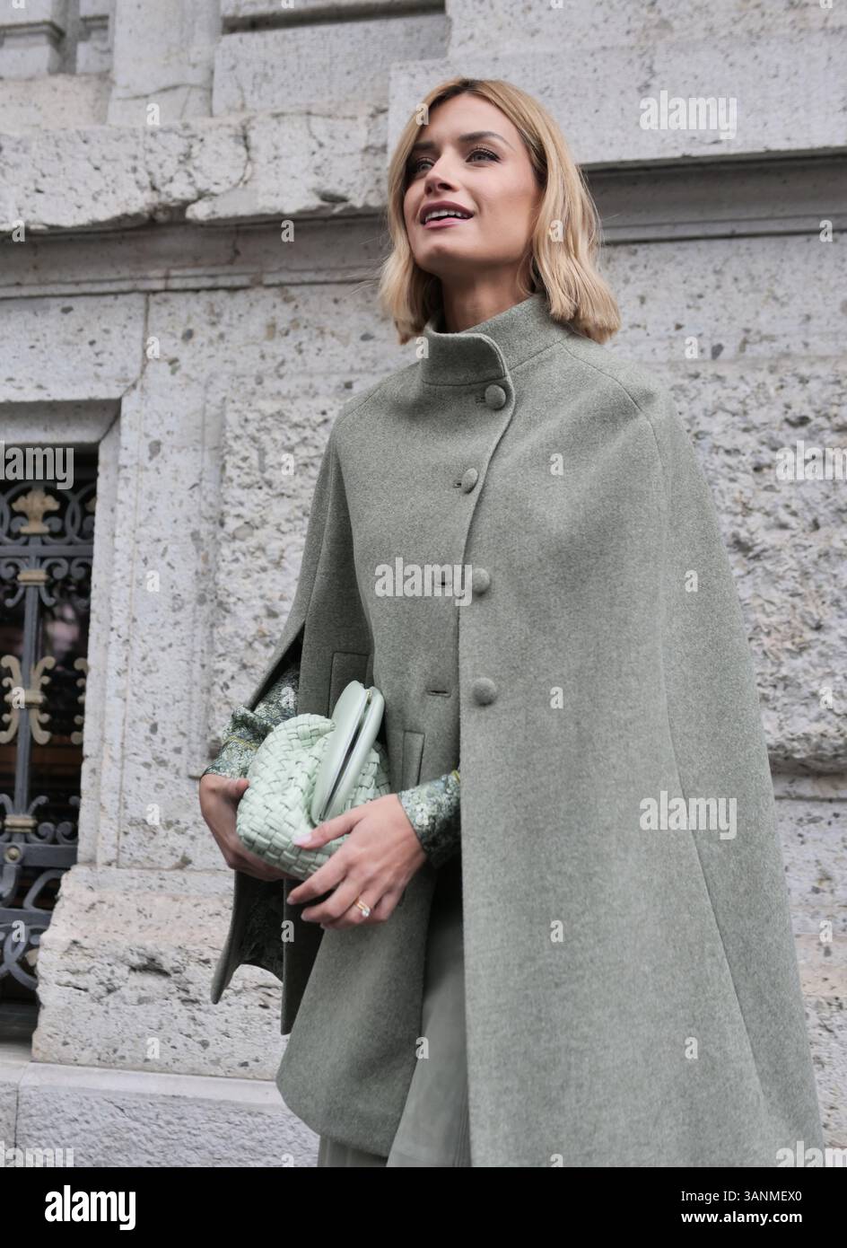 Giulia Arena Street style outfit prima della sfilata di Luisa Beccaria durante la Milano fashion week Woman Collection 2025 Foto Stock