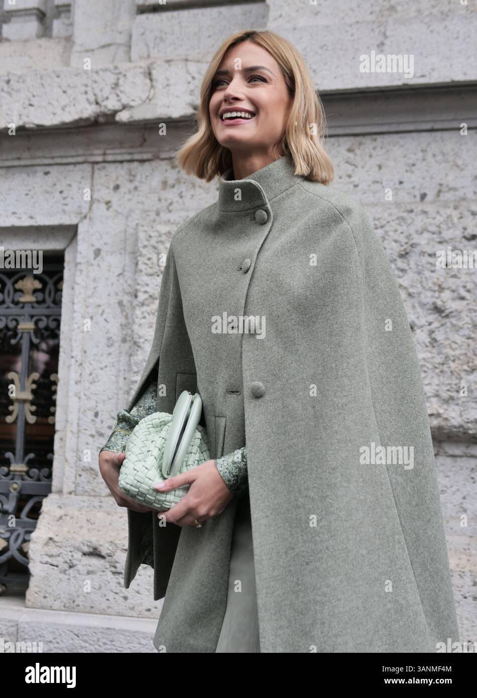 Giulia Arena Street style outfit prima della sfilata di Luisa Beccaria durante la Milano fashion week Woman Collection 2025 Foto Stock