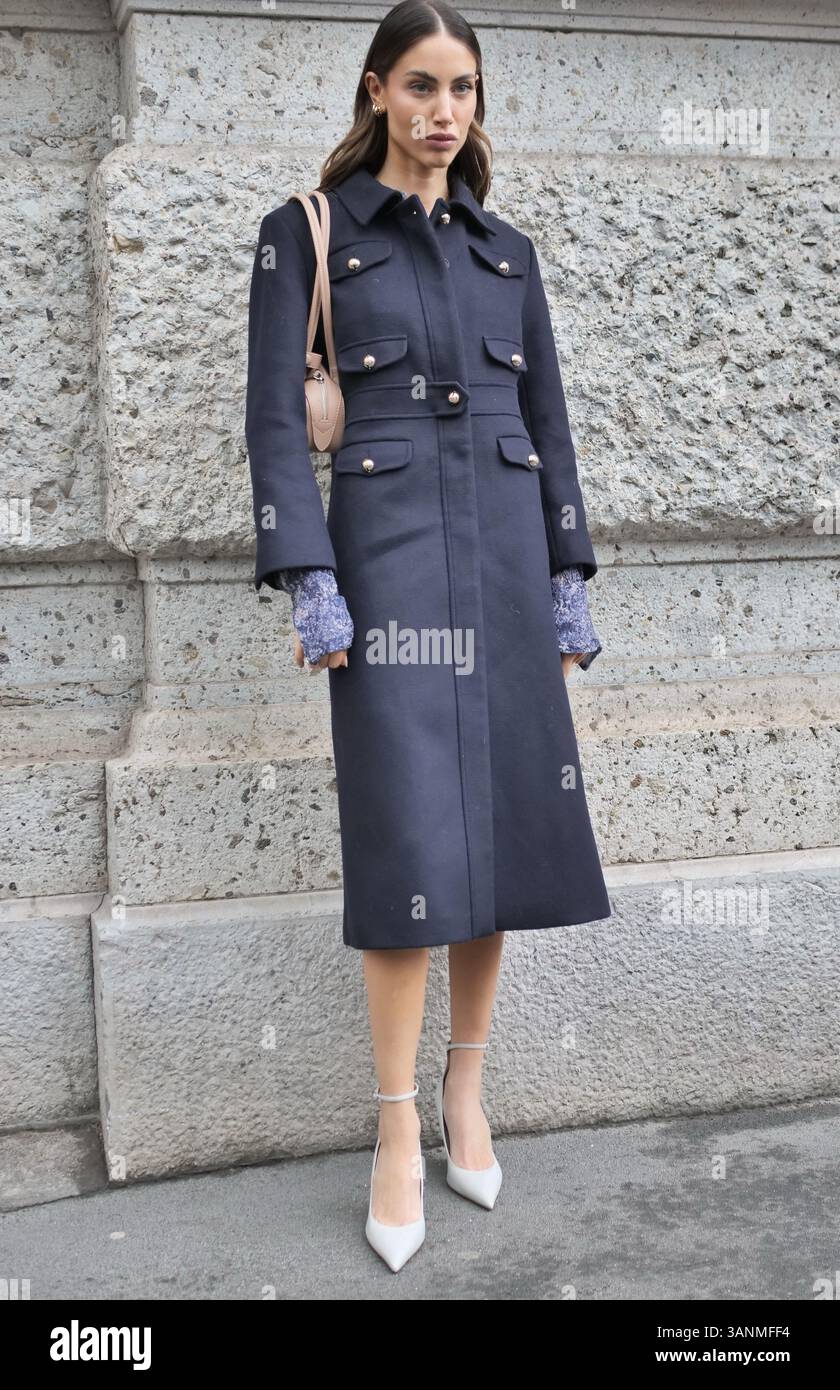 Beatrice Marchetti Street style outfit prima della sfilata di Luisa Beccaria durante la Milano fashion week Woman Collection 2025 Foto Stock