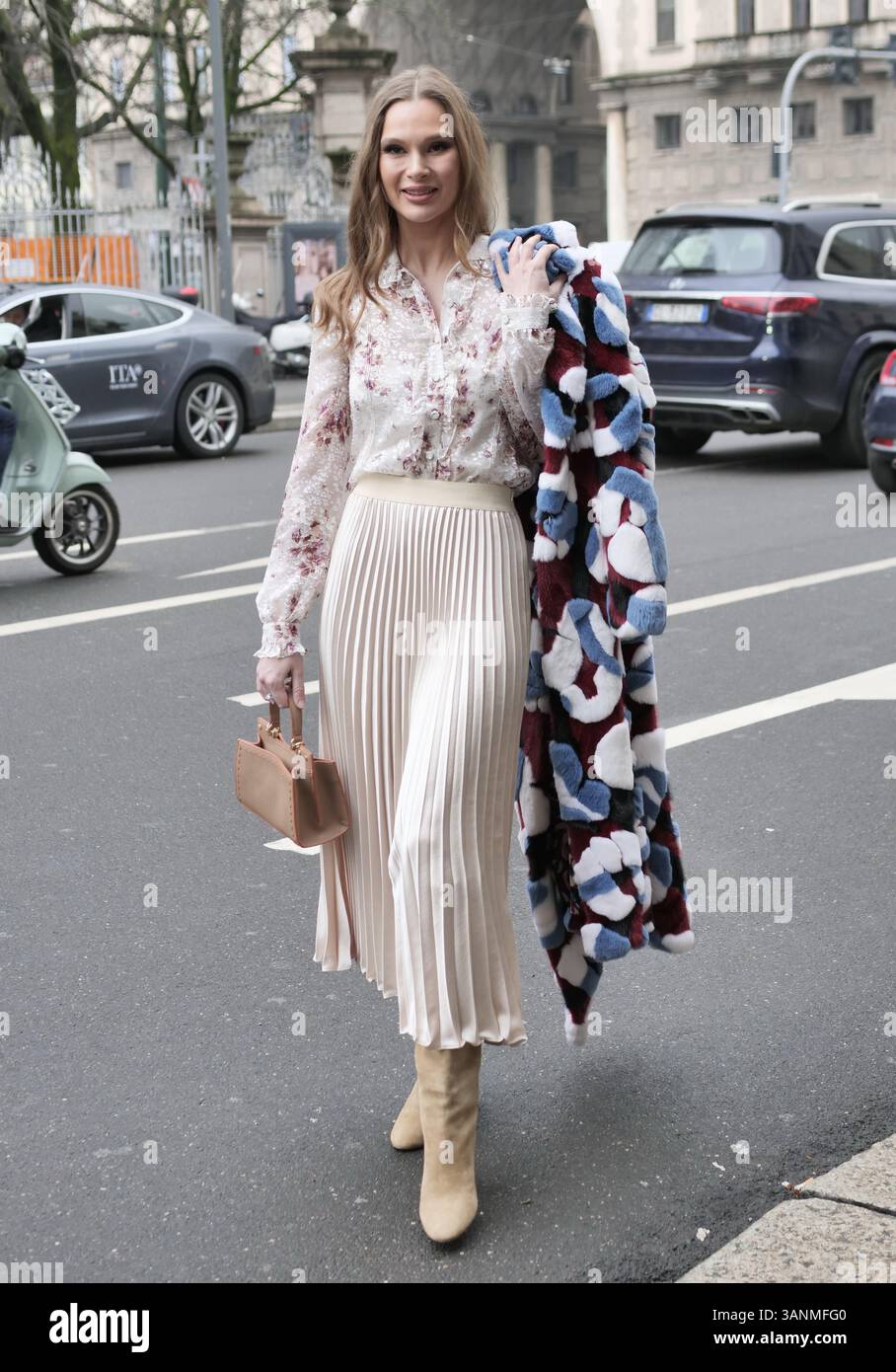 Fashion blogger Street style outfit prima della sfilata di Luisa Beccaria durante la Milano Fashion Week Woman Collection 2025 Foto Stock