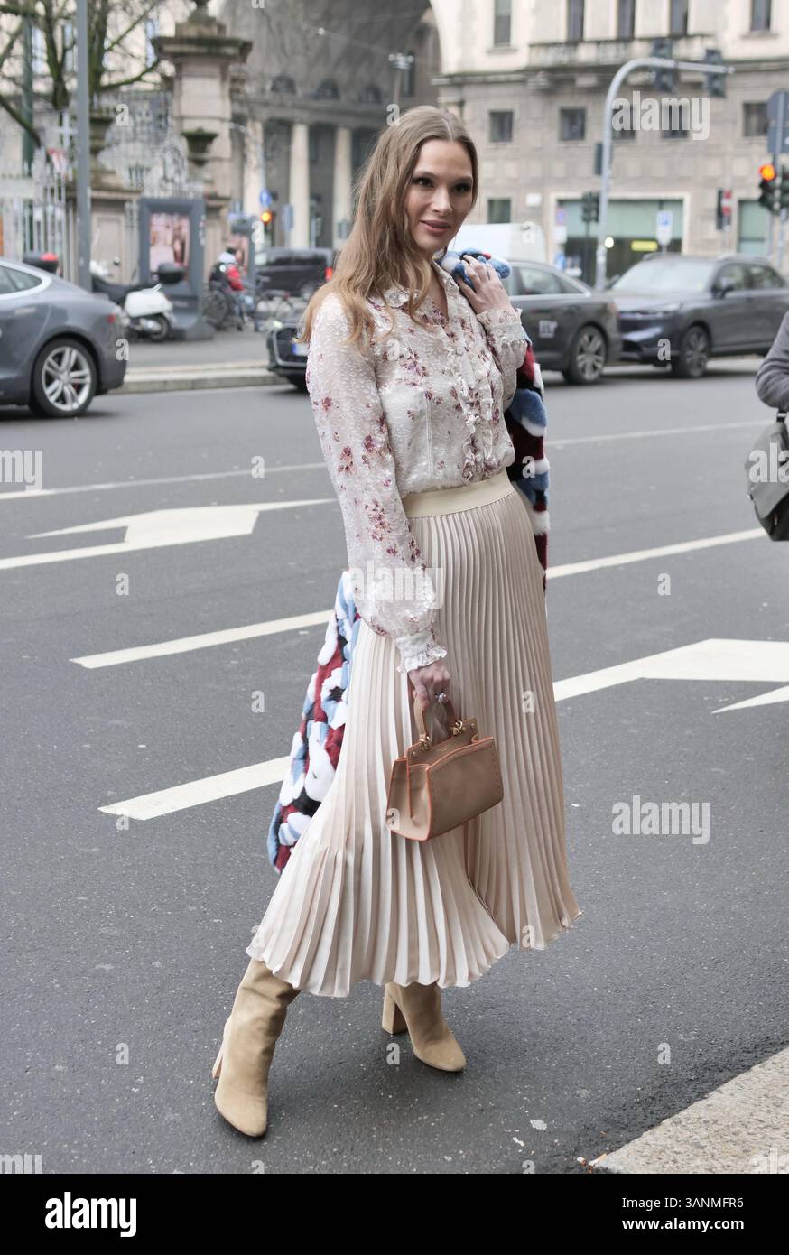 Fashion blogger Street style outfit prima della sfilata di Luisa Beccaria durante la Milano Fashion Week Woman Collection 2025 Foto Stock