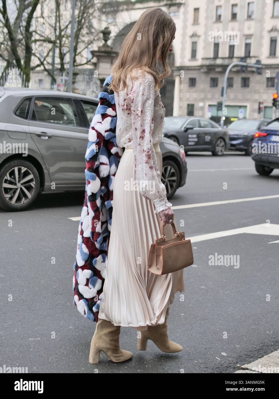 Fashion blogger Street style outfit prima della sfilata di Luisa Beccaria durante la Milano Fashion Week Woman Collection 2025 Foto Stock